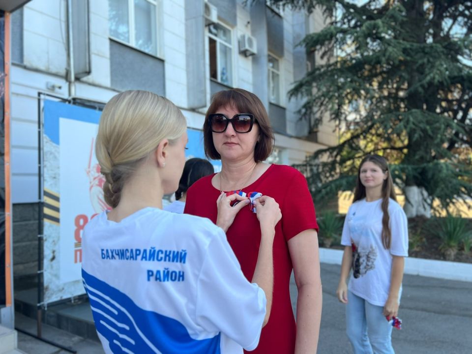Анжелика Ястребова: Сегодня члены Молодежного совета провели праздничную акцию, посвященную Дню Государственного флага Российской Федерации Анжелика Ястребова: Сегодня члены Молодежного совета провели праздничную акцию, посвященную Дню Государственного флага Российской Федерации