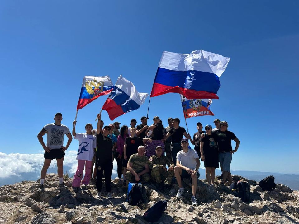 На самой высокой точке Чатыр-Дага подняли флаги Российской Федерации и Республики Крым На самой высокой точке Чатыр-Дага подняли флаги Российской Федерации и Республики Крым