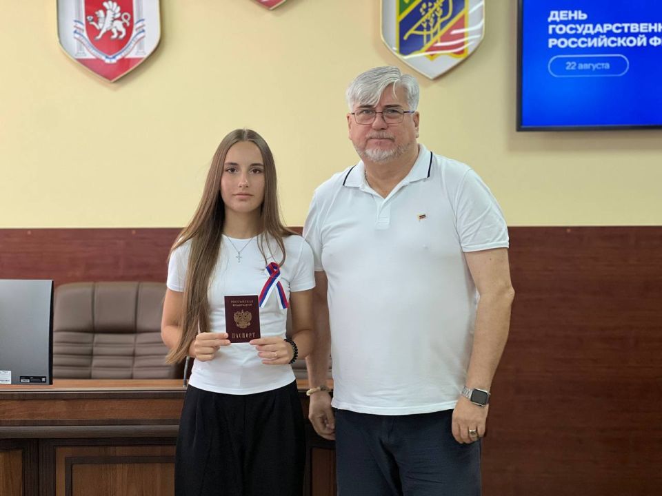 Сегодня, в День Государственного флага Российской Федерации, по уже сложившейся традиции, ещё 9 юных джанкойцев получили свой первый взрослый документ – паспорт гражданина Российской Федерации Сегодня, в День Государственного флага Российской Федерации, по уже сложившейся традиции, ещё 9 юных джанкойцев получили свой первый взрослый документ – паспорт гражданина Российской Федерации