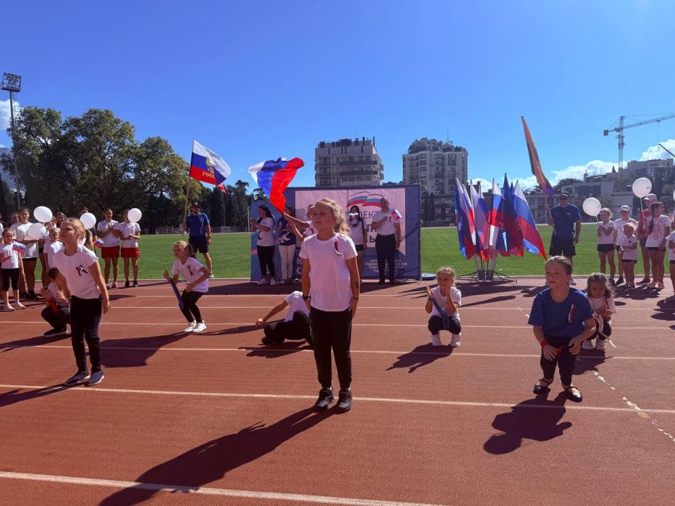 Константин Шимановский: День Государственного флага Российской Федерации начинаем с флешмоба на стадионе «Авангард» Константин Шимановский: День Государственного флага Российской Федерации начинаем с флешмоба на стадионе «Авангард»