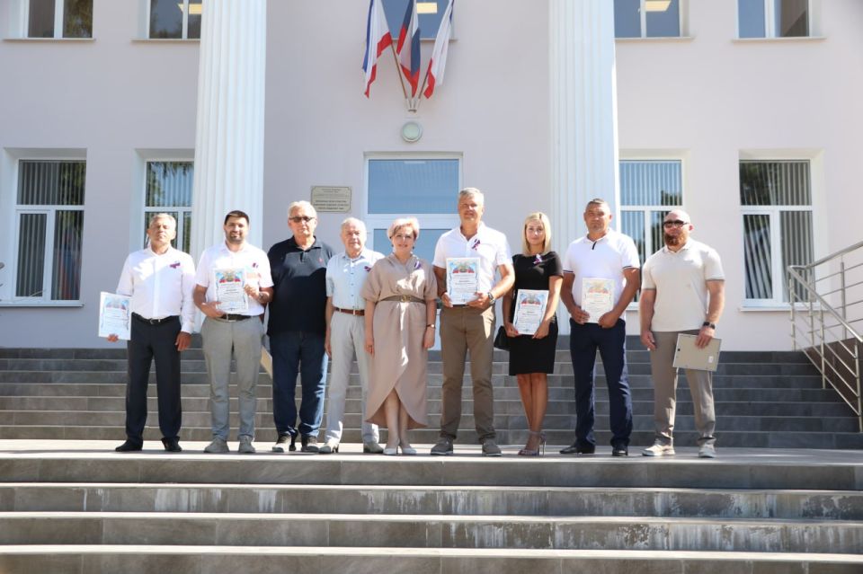 Ольга Урайкина: В рамках концерта, посвященного Дню Государственного флага Российской Федерации совместно с советником Председателя Государственного совета Республики Крым Ефимом Фиксом отметили почетными грамотами... Ольга Урайкина: В рамках концерта, посвященного Дню Государственного флага Российской Федерации совместно с советником Председателя Государственного совета Республики Крым Ефимом Фиксом отметили почетными грамотами...