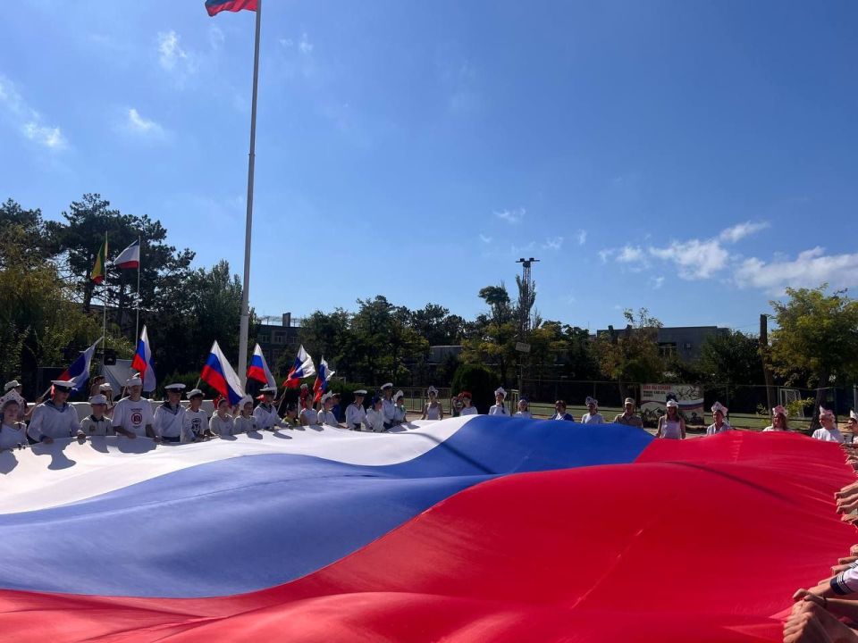 В рамках празднования Дня Государственного флага Российской Федерации в лагере «Алые паруса» прошла патриотическая акция по разворачиванию флага В рамках празднования Дня Государственного флага Российской Федерации в лагере «Алые паруса» прошла патриотическая акция по разворачиванию флага