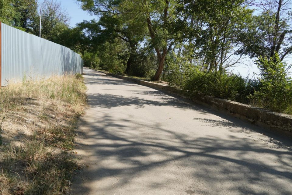 По просьбе керчан принято решение установить полусферы на дороге вдоль моря в Молодежном парке микрорайона Аршинцево, чтобы преградить движение автомобилей в общественной зоне По просьбе керчан принято решение установить полусферы на дороге вдоль моря в Молодежном парке микрорайона Аршинцево, чтобы преградить движение автомобилей в общественной зоне