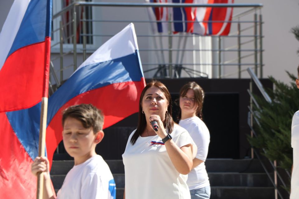 Ольга Урайкина: В районном Доме культуры состоялось праздничное мероприятие, приуроченное ко Дню государственного флага Российской Федерации Ольга Урайкина: В районном Доме культуры состоялось праздничное мероприятие, приуроченное ко Дню государственного флага Российской Федерации