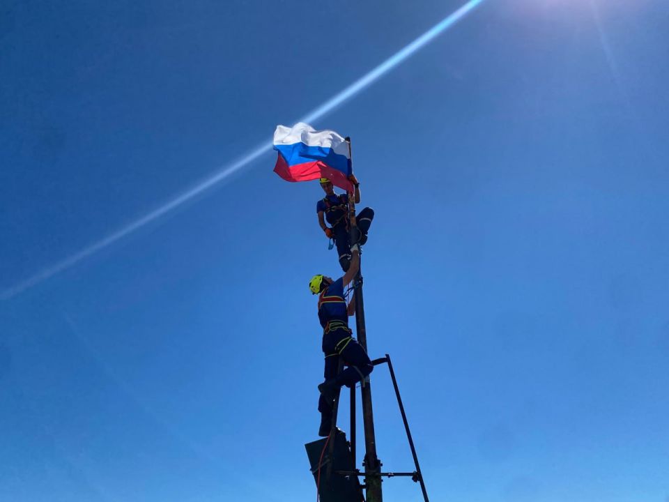 На вершине горы Ай-Петри спасатели установили флаг Российской Федерации, сообщили в пресс-службе МЧС Крыма На вершине горы Ай-Петри спасатели установили флаг Российской Федерации, сообщили в пресс-службе МЧС Крыма