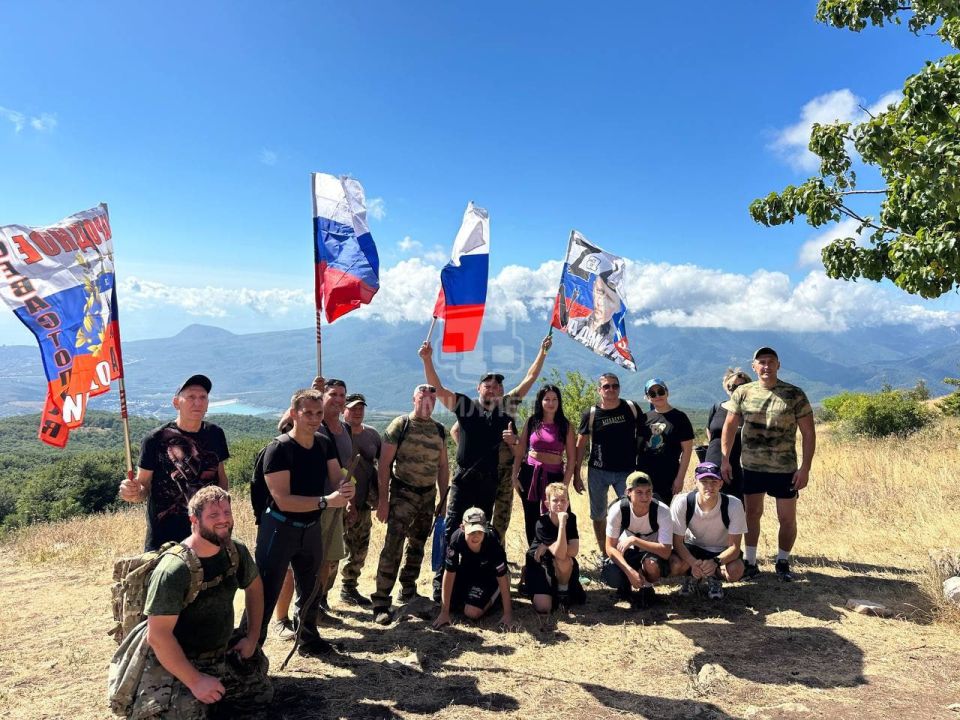 На самой высокой точке Чатыр-Дага подняли флаги Российской Федерации и Республики Крым На самой высокой точке Чатыр-Дага подняли флаги Российской Федерации и Республики Крым