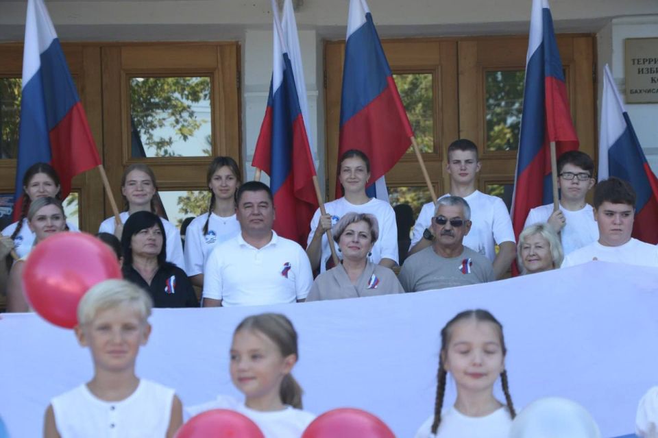 Ольга Урайкина: Сегодня, в День Государственного флага России, члены Молодежного совета совместно с волонтёрами Победы Бахчисарайского района провели флешмоб Ольга Урайкина: Сегодня, в День Государственного флага России, члены Молодежного совета совместно с волонтёрами Победы Бахчисарайского района провели флешмоб