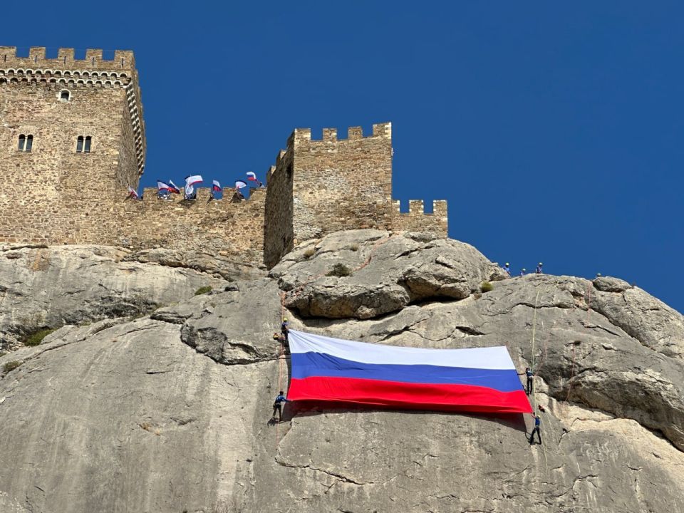 Крымские спасатели развернули флаг России на Крепостной горе в Судаке Крымские спасатели развернули флаг России на Крепостной горе в Судаке