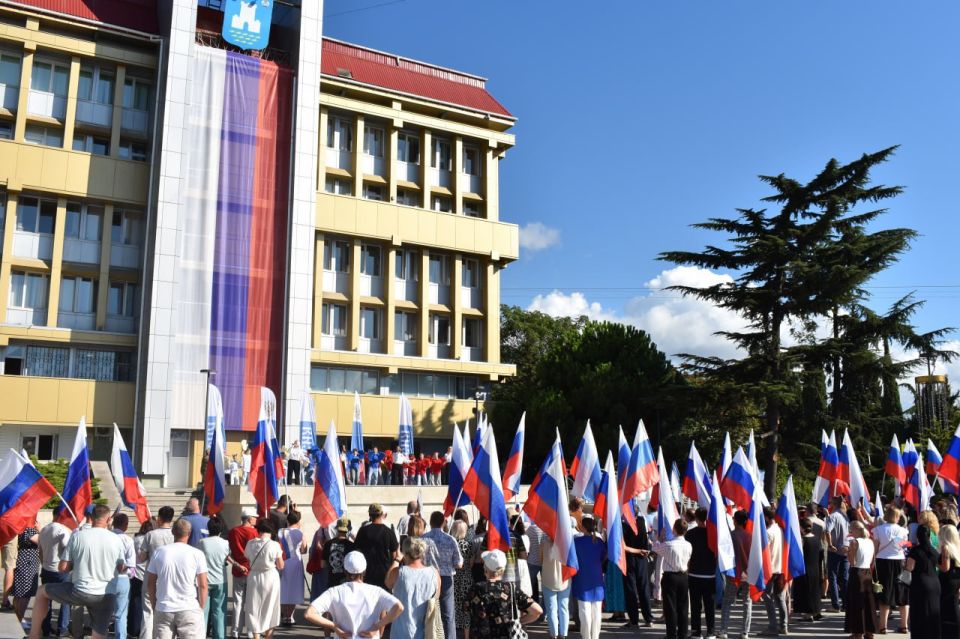 В Крыму празднуют День Государственного флага Российской Федерации В Крыму празднуют День Государственного флага Российской Федерации