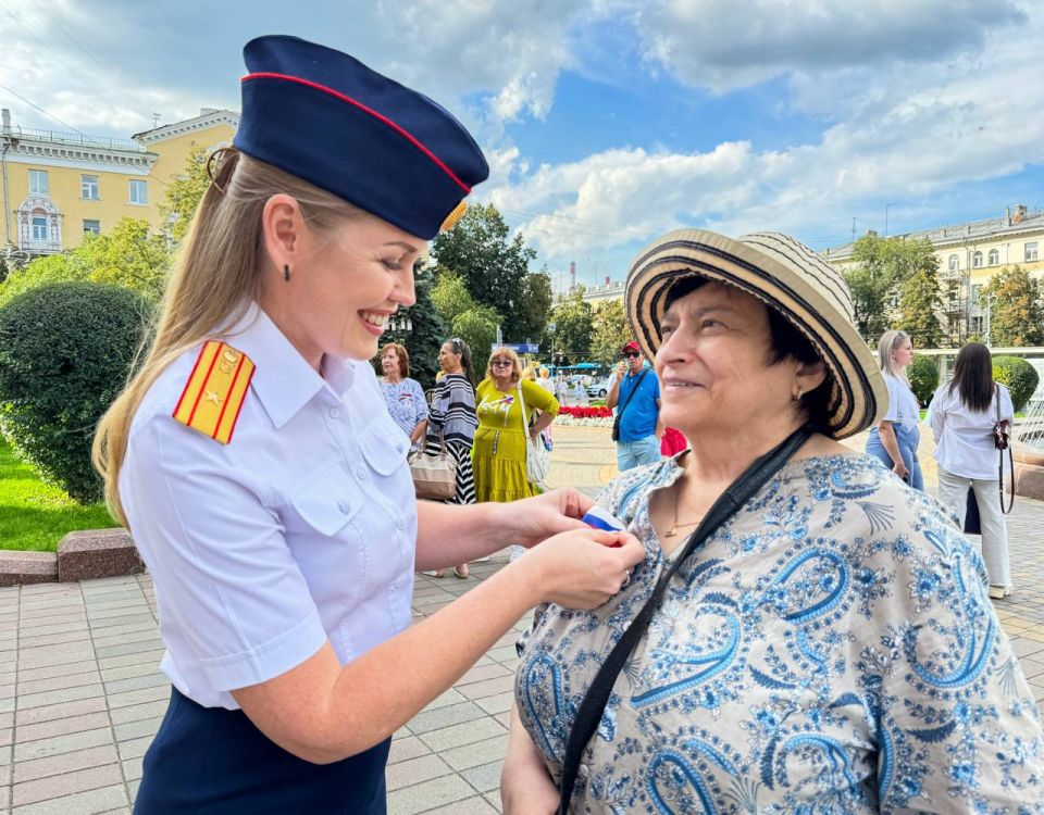 Офицеры Следственного комитета присоединились к патриотическим акциям, приуроченным ко Дню Государственного флага России Офицеры Следственного комитета присоединились к патриотическим акциям, приуроченным ко Дню Государственного флага России