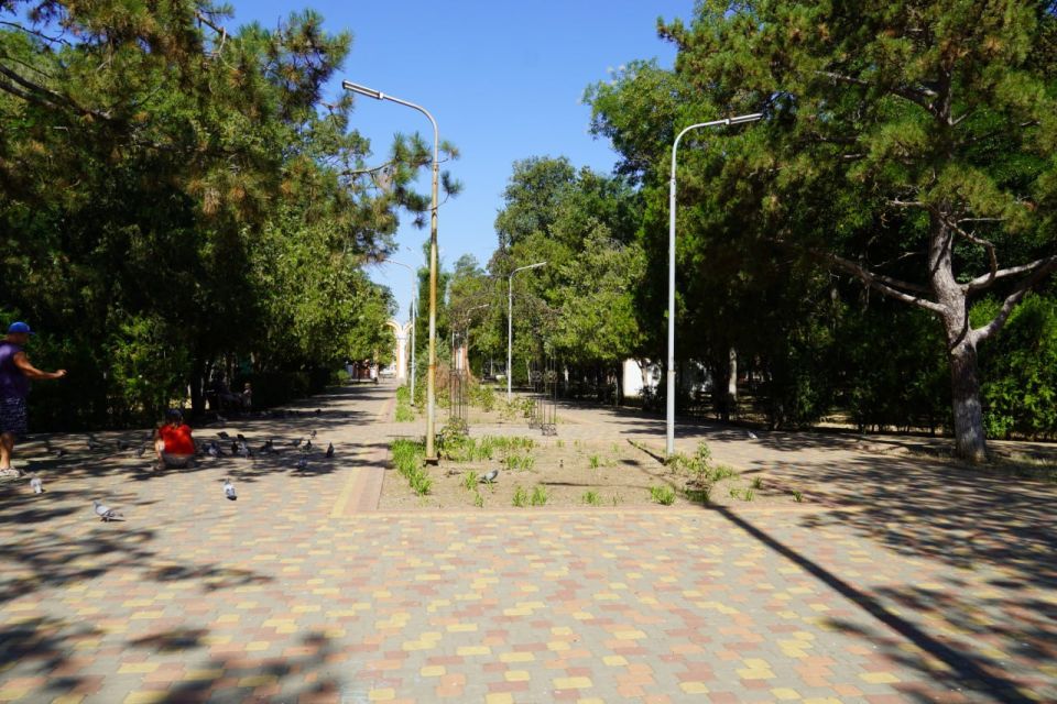 По просьбе керчан принято решение установить полусферы на дороге вдоль моря в Молодежном парке микрорайона Аршинцево, чтобы преградить движение автомобилей в общественной зоне По просьбе керчан принято решение установить полусферы на дороге вдоль моря в Молодежном парке микрорайона Аршинцево, чтобы преградить движение автомобилей в общественной зоне