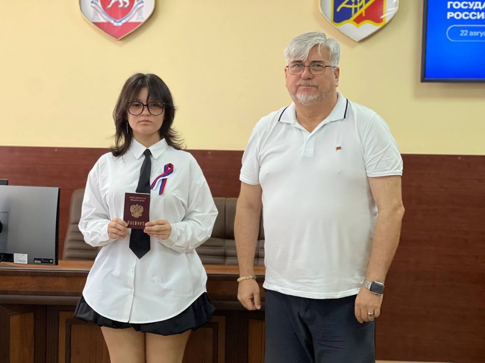 Сегодня, в День Государственного флага Российской Федерации, по уже сложившейся традиции, ещё 9 юных джанкойцев получили свой первый взрослый документ – паспорт гражданина Российской Федерации Сегодня, в День Государственного флага Российской Федерации, по уже сложившейся традиции, ещё 9 юных джанкойцев получили свой первый взрослый документ – паспорт гражданина Российской Федерации