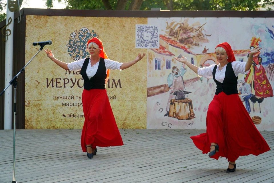 Александр Юрьев: В рамках «Летних вечеров на Караимской» прошёл фестиваль греческой культуры «Элефтерия» Александр Юрьев: В рамках «Летних вечеров на Караимской» прошёл фестиваль греческой культуры «Элефтерия»