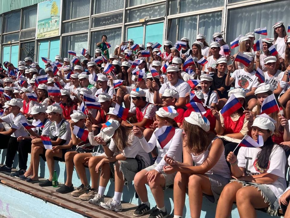 В рамках празднования Дня Государственного флага Российской Федерации в лагере «Алые паруса» прошла патриотическая акция по разворачиванию флага В рамках празднования Дня Государственного флага Российской Федерации в лагере «Алые паруса» прошла патриотическая акция по разворачиванию флага
