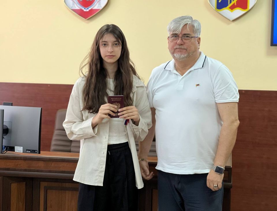 Сегодня, в День Государственного флага Российской Федерации, по уже сложившейся традиции, ещё 9 юных джанкойцев получили свой первый взрослый документ – паспорт гражданина Российской Федерации Сегодня, в День Государственного флага Российской Федерации, по уже сложившейся традиции, ещё 9 юных джанкойцев получили свой первый взрослый документ – паспорт гражданина Российской Федерации