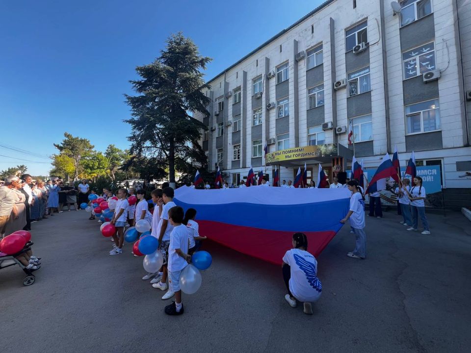 Ольга Урайкина: Сегодня, в День Государственного флага России, члены Молодежного совета совместно с волонтёрами Победы Бахчисарайского района провели флешмоб Ольга Урайкина: Сегодня, в День Государственного флага России, члены Молодежного совета совместно с волонтёрами Победы Бахчисарайского района провели флешмоб