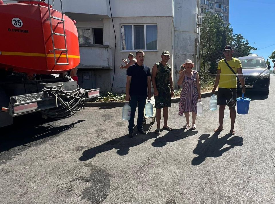 Кирилл Чебышев: Хочу выразить искреннюю благодарность депутатам городского совета и нашим волонтёрам за оперативную и неравнодушную помощь в доставке питьевой воды маломобильным и пожилым жителям Судака Кирилл Чебышев: Хочу выразить искреннюю благодарность депутатам городского совета и нашим волонтёрам за оперативную и неравнодушную помощь в доставке питьевой воды маломобильным и пожилым жителям Судака