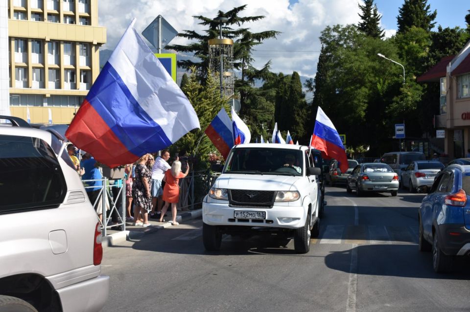 Галина Огнёва: Уважаемые алуштинцы! Сердечно поздравляю вас с Днём Государственного флага Российской Федерации! Галина Огнёва: Уважаемые алуштинцы! Сердечно поздравляю вас с Днём Государственного флага Российской Федерации!