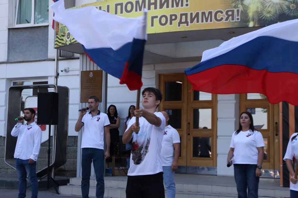 Ольга Урайкина: Сегодня, в День Государственного флага России, члены Молодежного совета совместно с волонтёрами Победы Бахчисарайского района провели флешмоб Ольга Урайкина: Сегодня, в День Государственного флага России, члены Молодежного совета совместно с волонтёрами Победы Бахчисарайского района провели флешмоб