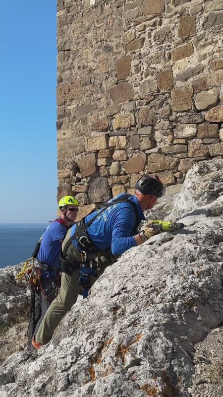 Флаг России развернули на отвесной стене горы Крепостная в Судаке!