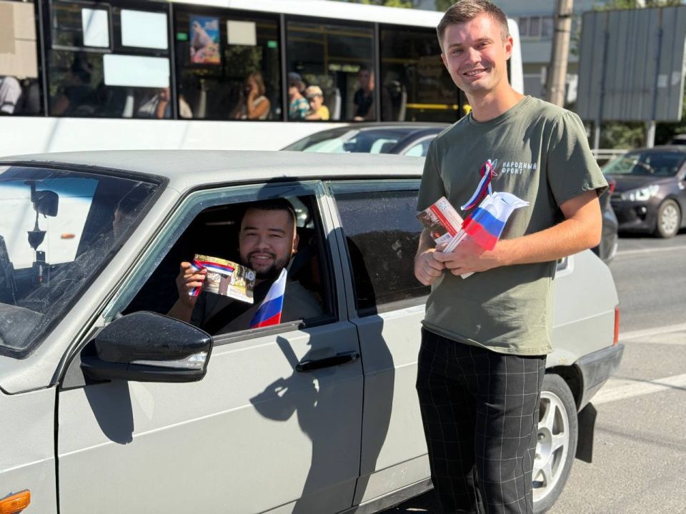 Госавтоинспекция Крыма поздравила водителей с Днём Государственного флага России Госавтоинспекция Крыма поздравила водителей с Днём Государственного флага России