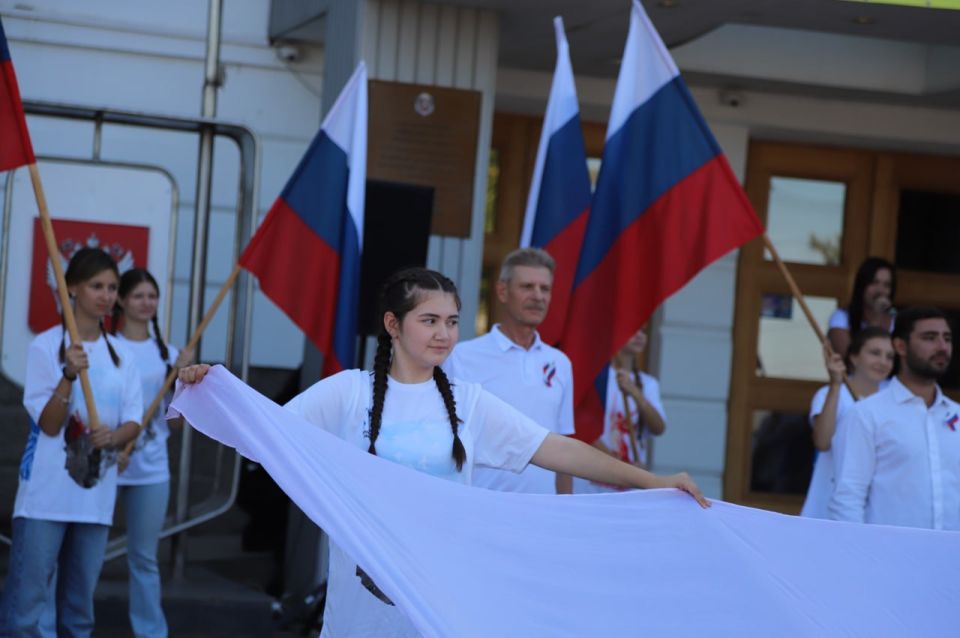 Анжелика Ястребова: Сегодня, в День Государственного флага Российской Федерации, у здания администрации Бахчисарайского района прошёл замечательный флешмоб, организованный членами Молодёжного совета и волонтёрами... Анжелика Ястребова: Сегодня, в День Государственного флага Российской Федерации, у здания администрации Бахчисарайского района прошёл замечательный флешмоб, организованный членами Молодёжного совета и волонтёрами...