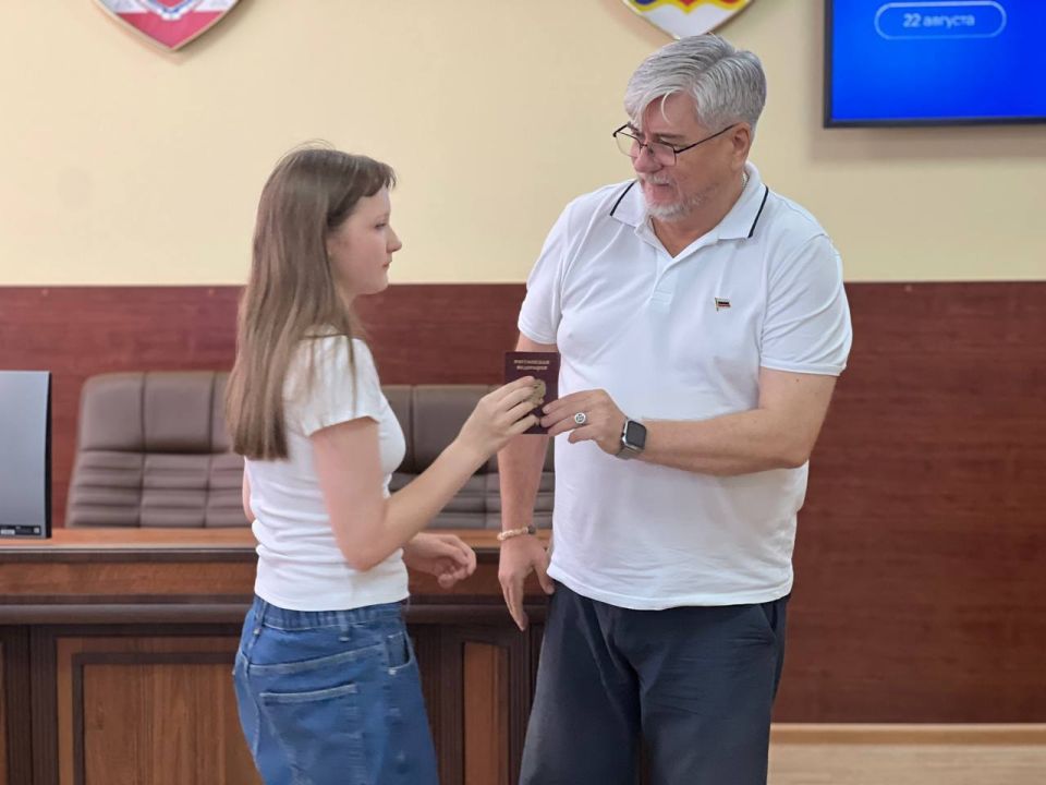 Сегодня, в День Государственного флага Российской Федерации, по уже сложившейся традиции, ещё 9 юных джанкойцев получили свой первый взрослый документ – паспорт гражданина Российской Федерации Сегодня, в День Государственного флага Российской Федерации, по уже сложившейся традиции, ещё 9 юных джанкойцев получили свой первый взрослый документ – паспорт гражданина Российской Федерации