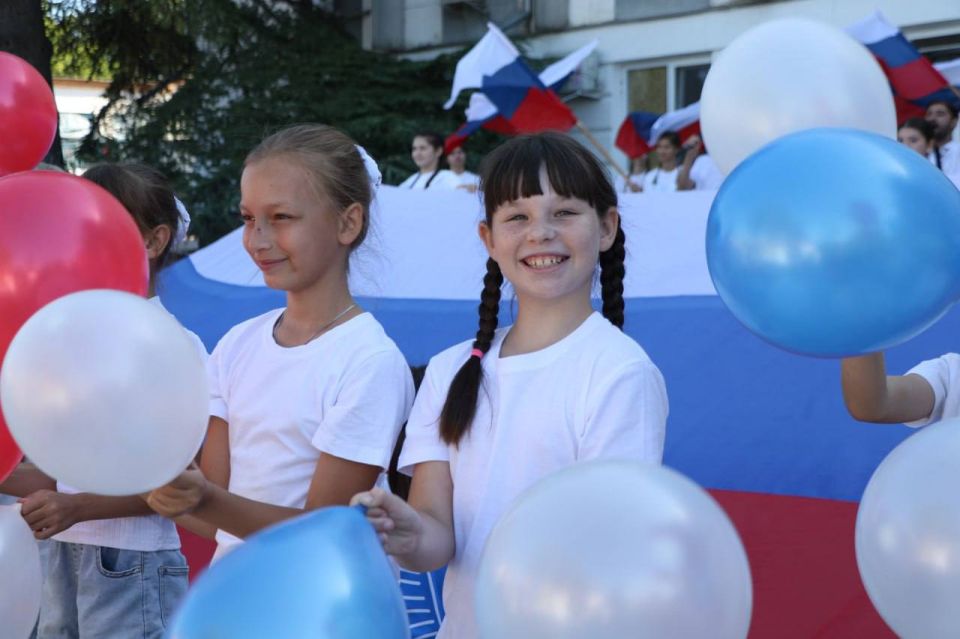 Ольга Урайкина: Сегодня, в День Государственного флага России, члены Молодежного совета совместно с волонтёрами Победы Бахчисарайского района провели флешмоб Ольга Урайкина: Сегодня, в День Государственного флага России, члены Молодежного совета совместно с волонтёрами Победы Бахчисарайского района провели флешмоб