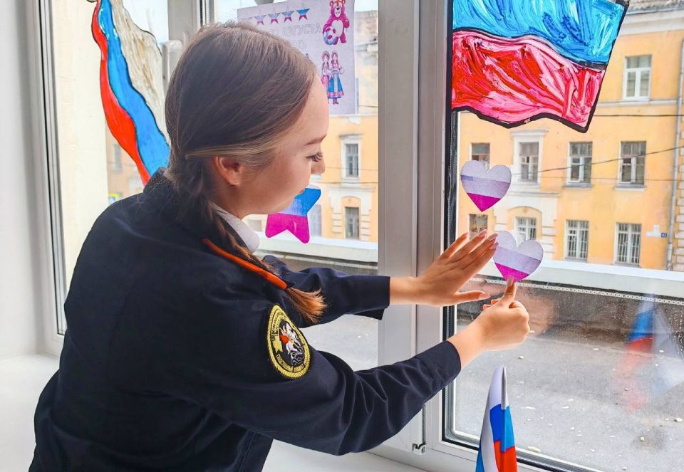 Офицеры Следственного комитета присоединились к патриотическим акциям, приуроченным ко Дню Государственного флага России Офицеры Следственного комитета присоединились к патриотическим акциям, приуроченным ко Дню Государственного флага России