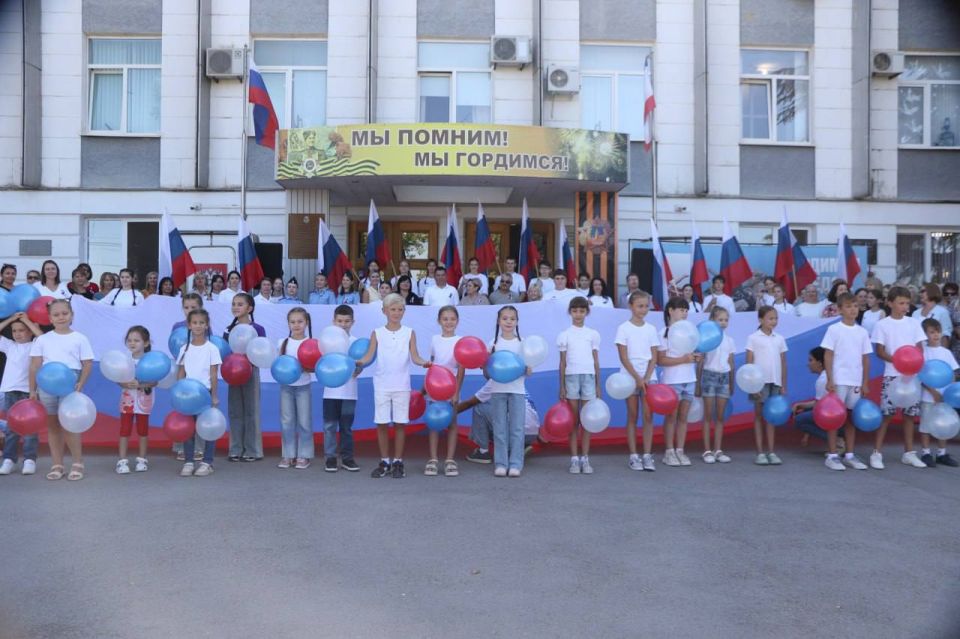 Ольга Урайкина: Сегодня, в День Государственного флага России, члены Молодежного совета совместно с волонтёрами Победы Бахчисарайского района провели флешмоб Ольга Урайкина: Сегодня, в День Государственного флага России, члены Молодежного совета совместно с волонтёрами Победы Бахчисарайского района провели флешмоб