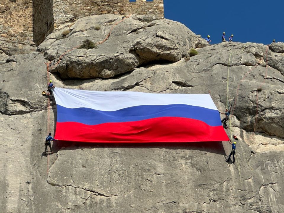 Крымские спасатели развернули флаг России на Крепостной горе в Судаке Крымские спасатели развернули флаг России на Крепостной горе в Судаке