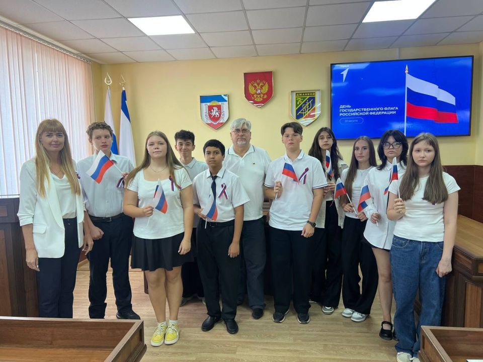 Сегодня, в День Государственного флага Российской Федерации, по уже сложившейся традиции, ещё 9 юных джанкойцев получили свой первый взрослый документ – паспорт гражданина Российской Федерации Сегодня, в День Государственного флага Российской Федерации, по уже сложившейся традиции, ещё 9 юных джанкойцев получили свой первый взрослый документ – паспорт гражданина Российской Федерации