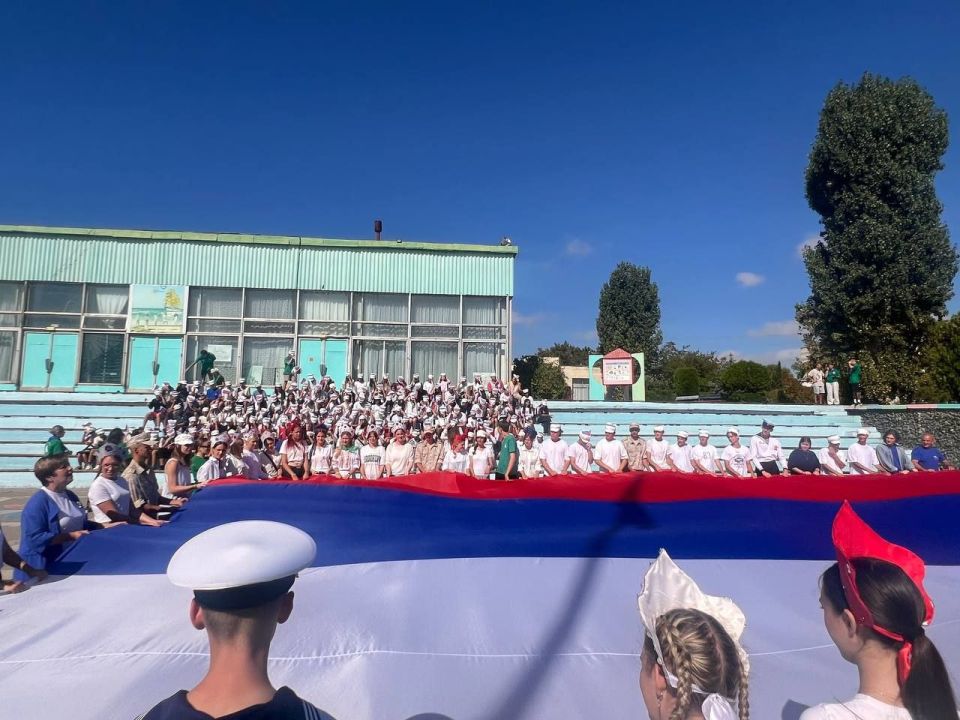 В рамках празднования Дня Государственного флага Российской Федерации в лагере «Алые паруса» прошла патриотическая акция по разворачиванию флага В рамках празднования Дня Государственного флага Российской Федерации в лагере «Алые паруса» прошла патриотическая акция по разворачиванию флага