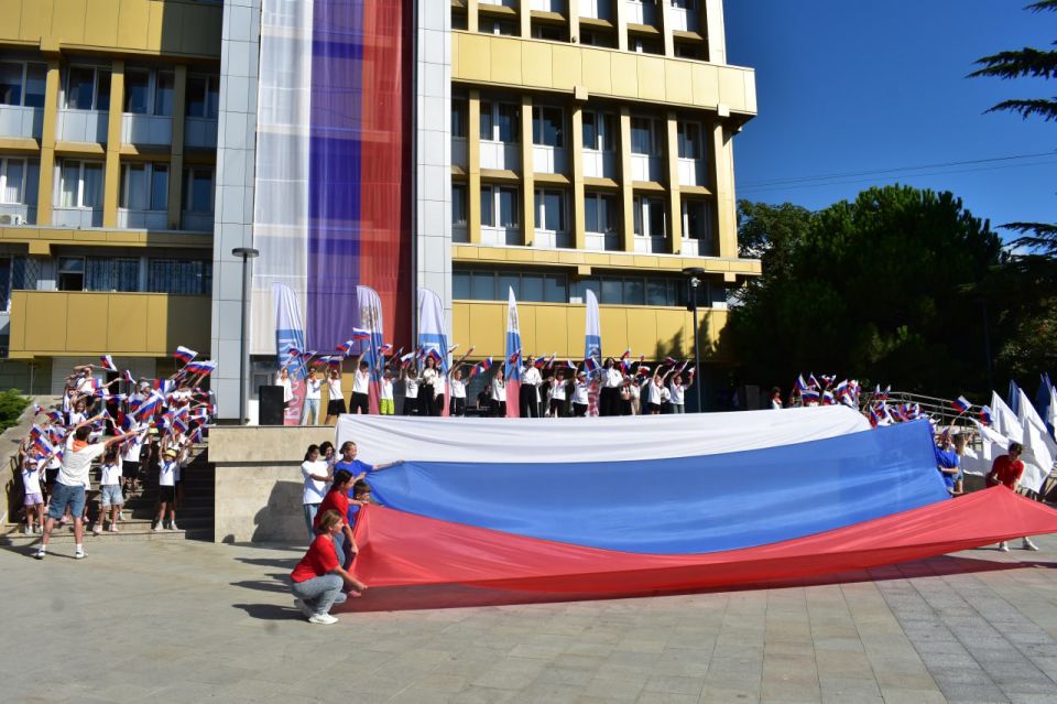 Галина Огнёва: Уважаемые алуштинцы! Сердечно поздравляю вас с Днём Государственного флага Российской Федерации! Галина Огнёва: Уважаемые алуштинцы! Сердечно поздравляю вас с Днём Государственного флага Российской Федерации!