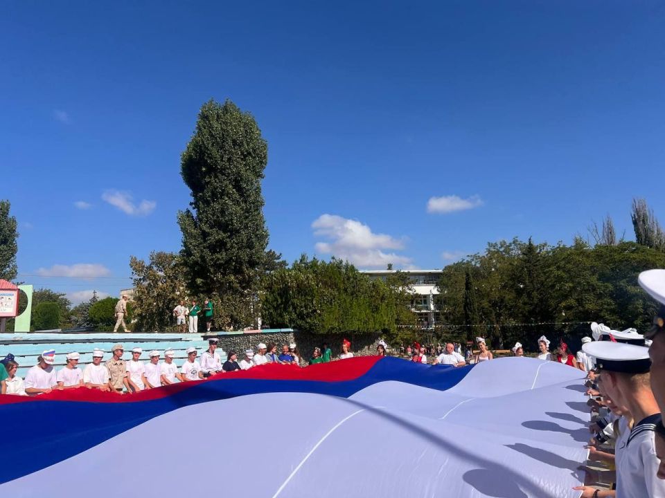 В рамках празднования Дня Государственного флага Российской Федерации в лагере «Алые паруса» прошла патриотическая акция по разворачиванию флага В рамках празднования Дня Государственного флага Российской Федерации в лагере «Алые паруса» прошла патриотическая акция по разворачиванию флага