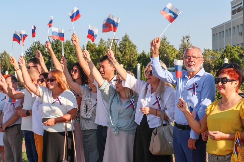 В Крыму празднуют День Государственного флага Российской Федерации В Крыму празднуют День Государственного флага Российской Федерации