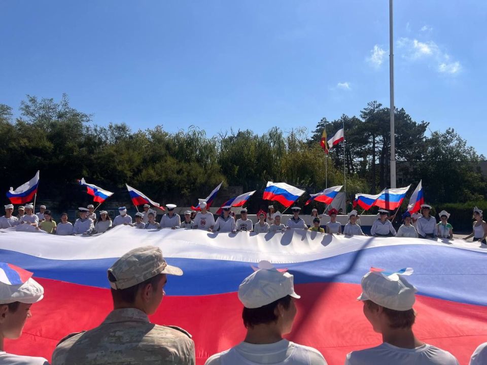 В рамках празднования Дня Государственного флага Российской Федерации в лагере «Алые паруса» прошла патриотическая акция по разворачиванию флага В рамках празднования Дня Государственного флага Российской Федерации в лагере «Алые паруса» прошла патриотическая акция по разворачиванию флага