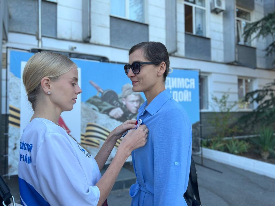 Ольга Урайкина: День Государственного флага России начинаем с триколора! Ольга Урайкина: День Государственного флага России начинаем с триколора!