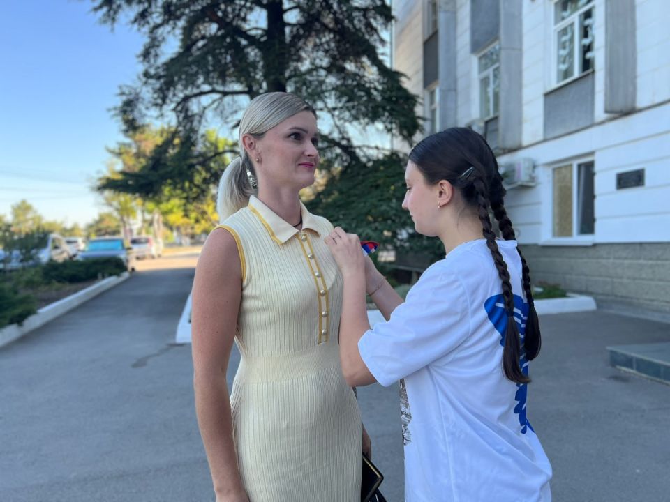 Анжелика Ястребова: Сегодня члены Молодежного совета провели праздничную акцию, посвященную Дню Государственного флага Российской Федерации Анжелика Ястребова: Сегодня члены Молодежного совета провели праздничную акцию, посвященную Дню Государственного флага Российской Федерации