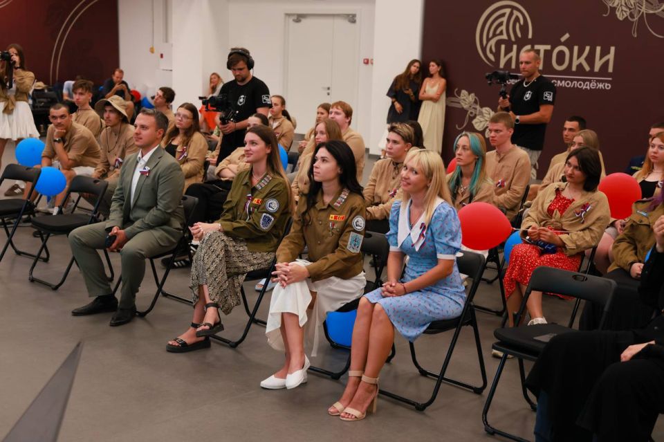 В День Государственного флага состоялось торжественное открытие гуманитарно-трудовой миссии «Ливадия», участниками которого стали 50 человек В День Государственного флага состоялось торжественное открытие гуманитарно-трудовой миссии «Ливадия», участниками которого стали 50 человек
