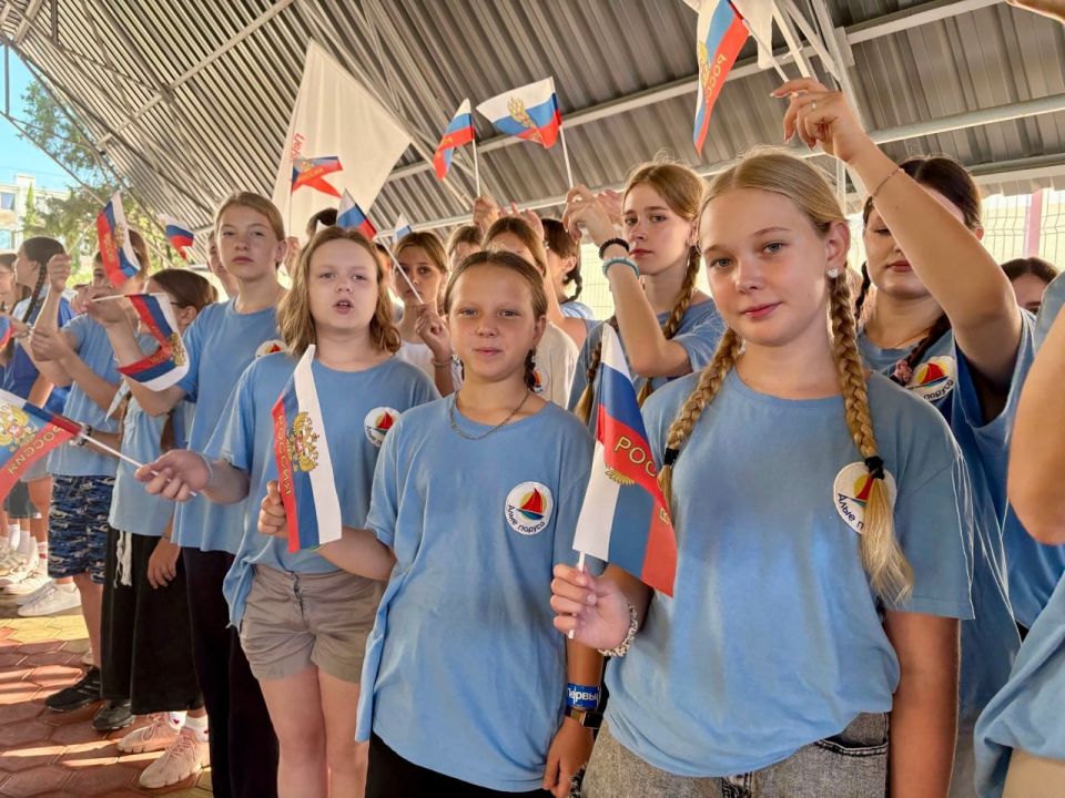 В детских лагерях Крыма отпраздновали День Государственного флага В детских лагерях Крыма отпраздновали День Государственного флага