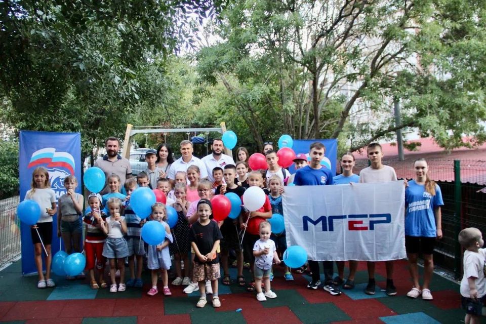 Константин Шимановский: На Стахановской, 16 в Массандре состоялось открытие детской площадки Константин Шимановский: На Стахановской, 16 в Массандре состоялось открытие детской площадки