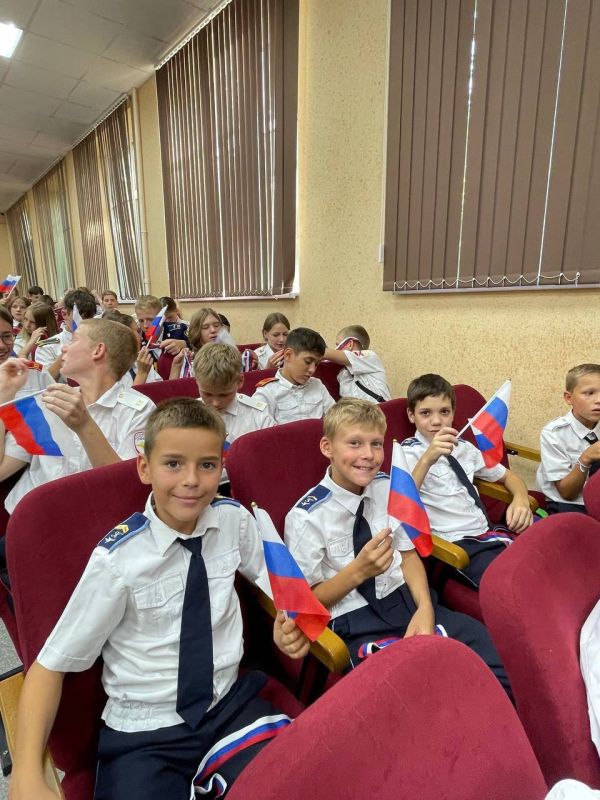 В День Государственного флага Российской Федерации наши сотрудники - Наталья Теребилова и Зурие Куртмуллаева, вместе с председателем исполнительного комитета Крымского регионального отделения Общероссийской общественной... В День Государственного флага Российской Федерации наши сотрудники - Наталья Теребилова и Зурие Куртмуллаева, вместе с председателем исполнительного комитета Крымского регионального отделения Общероссийской общественной...