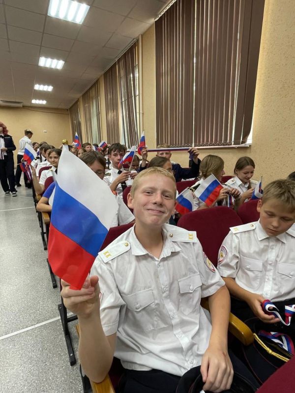 В День Государственного флага Российской Федерации наши сотрудники - Наталья Теребилова и Зурие Куртмуллаева, вместе с председателем исполнительного комитета Крымского регионального отделения Общероссийской общественной... В День Государственного флага Российской Федерации наши сотрудники - Наталья Теребилова и Зурие Куртмуллаева, вместе с председателем исполнительного комитета Крымского регионального отделения Общероссийской общественной...