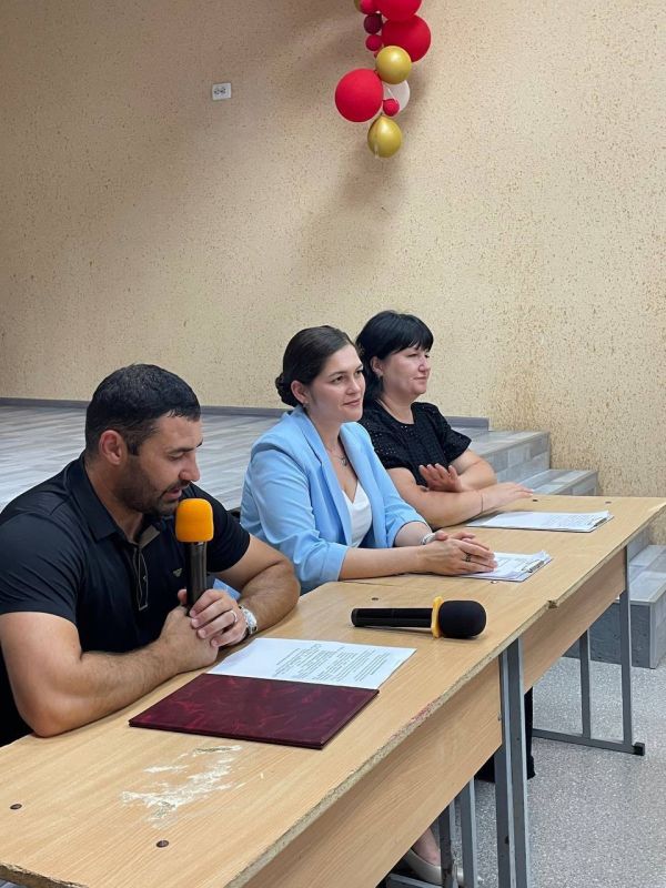 В День Государственного флага Российской Федерации наши сотрудники - Наталья Теребилова и Зурие Куртмуллаева, вместе с председателем исполнительного комитета Крымского регионального отделения Общероссийской общественной... В День Государственного флага Российской Федерации наши сотрудники - Наталья Теребилова и Зурие Куртмуллаева, вместе с председателем исполнительного комитета Крымского регионального отделения Общероссийской общественной...