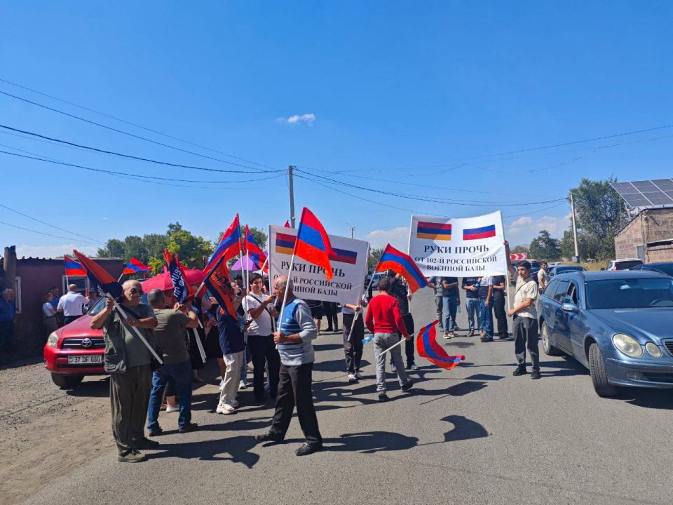 В армянском Гюмри проходит акция в поддержку российско - армянских стратегических отношений, приуроченная ко дню Независимости Армении В армянском Гюмри проходит акция в поддержку российско - армянских стратегических отношений, приуроченная ко дню Независимости Армении