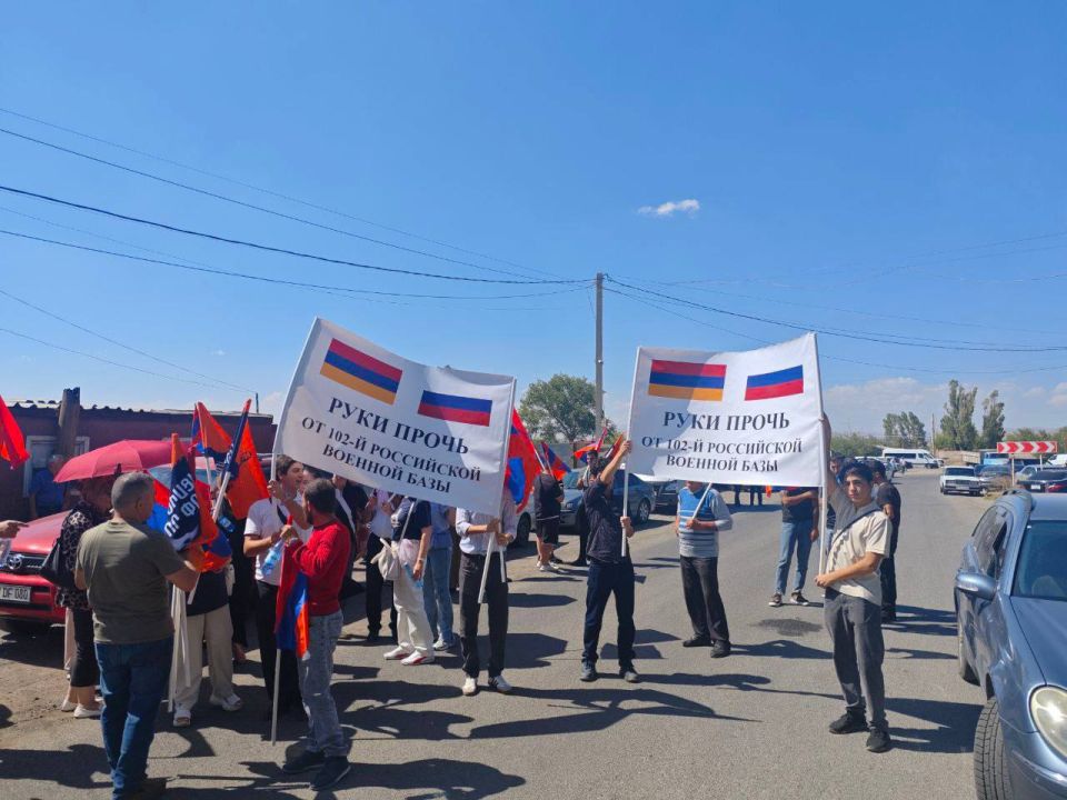 В армянском Гюмри проходит акция в поддержку российско - армянских стратегических отношений, приуроченная ко дню Независимости Армении В армянском Гюмри проходит акция в поддержку российско - армянских стратегических отношений, приуроченная ко дню Независимости Армении