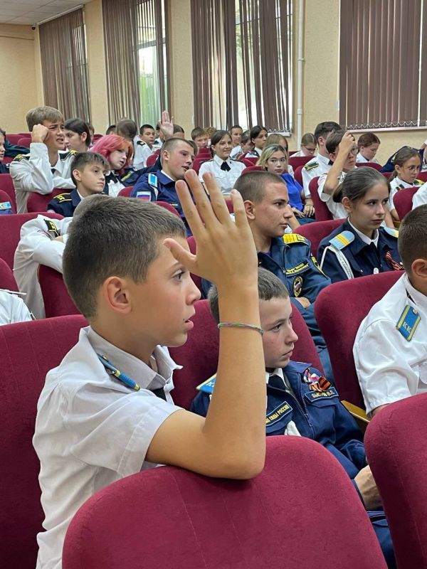 В День Государственного флага Российской Федерации наши сотрудники - Наталья Теребилова и Зурие Куртмуллаева, вместе с председателем исполнительного комитета Крымского регионального отделения Общероссийской общественной... В День Государственного флага Российской Федерации наши сотрудники - Наталья Теребилова и Зурие Куртмуллаева, вместе с председателем исполнительного комитета Крымского регионального отделения Общероссийской общественной...