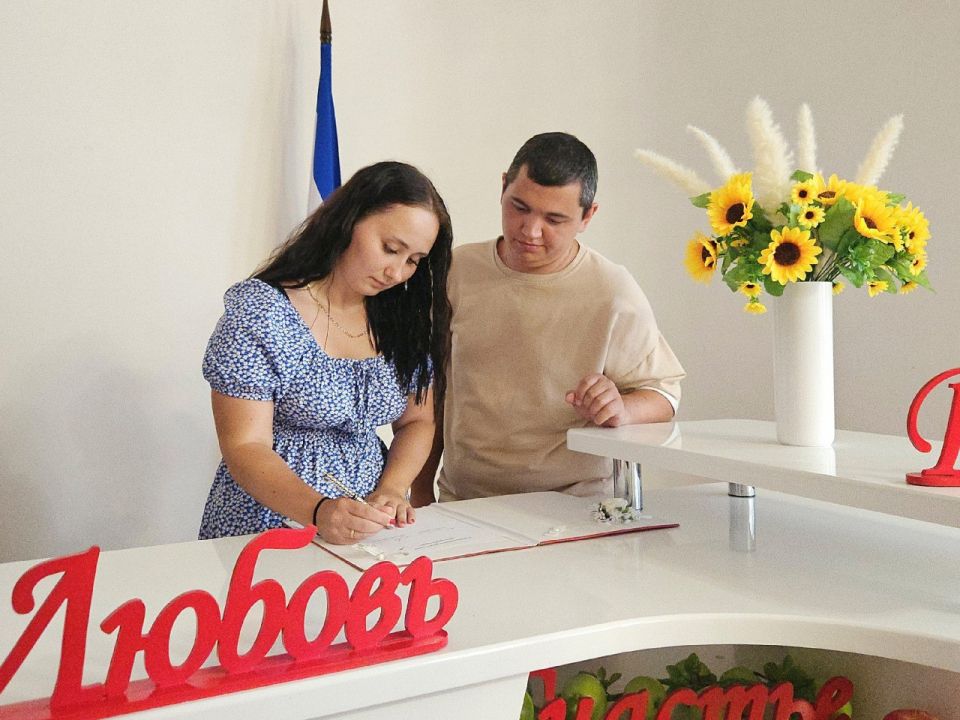 Евпаторийский городской отдел ЗАГС провёл юбилейную с начала года регистрацию брака, событие совпало с праздником - Днём Государственного флага Российской Федерации Евпаторийский городской отдел ЗАГС провёл юбилейную с начала года регистрацию брака, событие совпало с праздником - Днём Государственного флага Российской Федерации