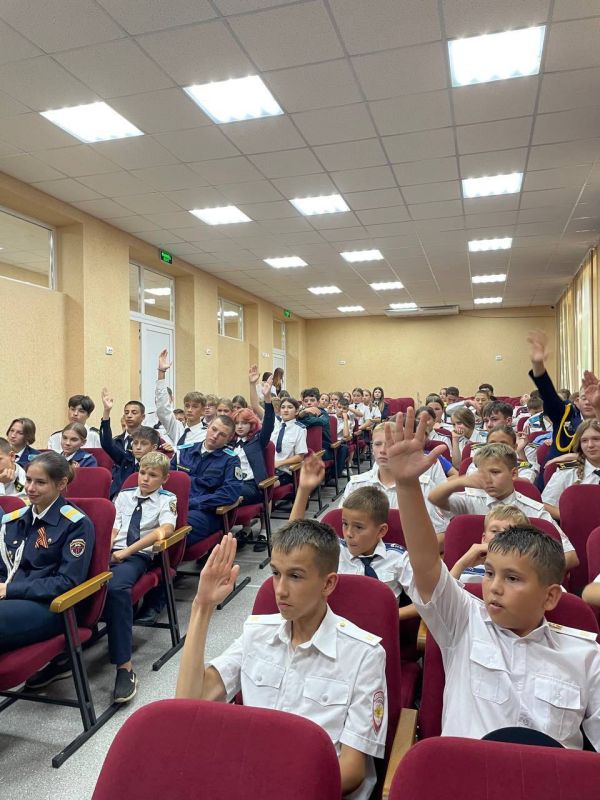 В День Государственного флага Российской Федерации наши сотрудники - Наталья Теребилова и Зурие Куртмуллаева, вместе с председателем исполнительного комитета Крымского регионального отделения Общероссийской общественной... В День Государственного флага Российской Федерации наши сотрудники - Наталья Теребилова и Зурие Куртмуллаева, вместе с председателем исполнительного комитета Крымского регионального отделения Общероссийской общественной...